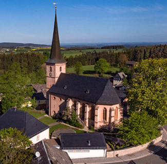 Luftaufname der Pressecker Dreifaltigkeitskirche