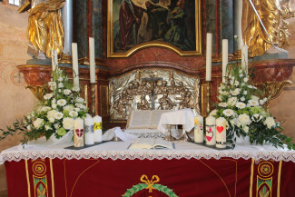 Konfirmationskerzen auf dem Altar